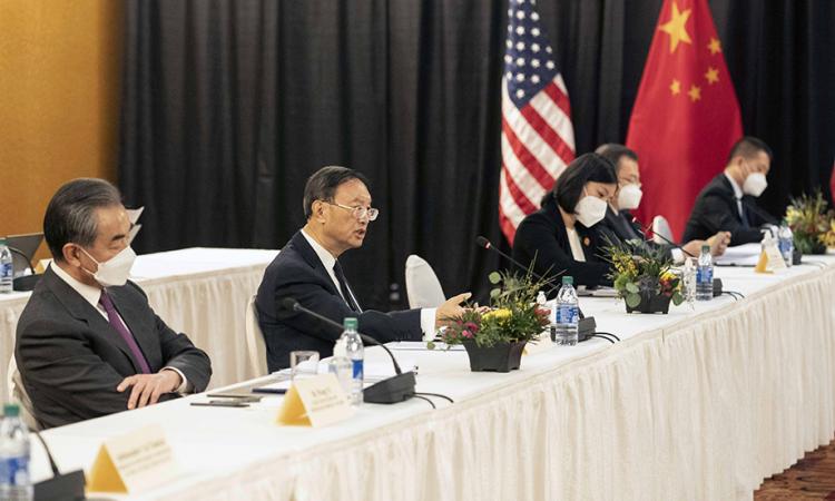 Делегации США и Китая обвинили друг друга в нарушении протокола переговоров на Аляске
